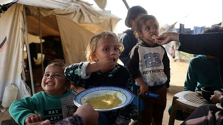 Help Rozan and her family rebuild their lives in Gaza, Palestine.